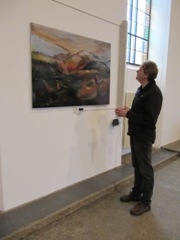 Maarten bekijkt het kunstwerk van Inez van Maanen